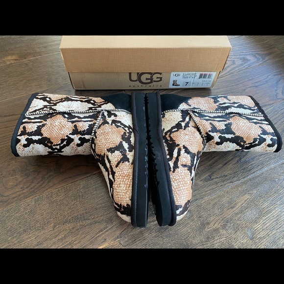 $$SOLD$$ UGG boots Classic Short - Picture 3 of 5